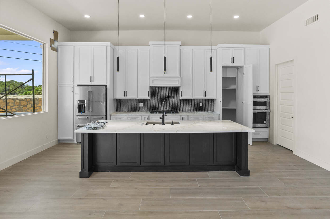 633 Bir kitchen with contrast island